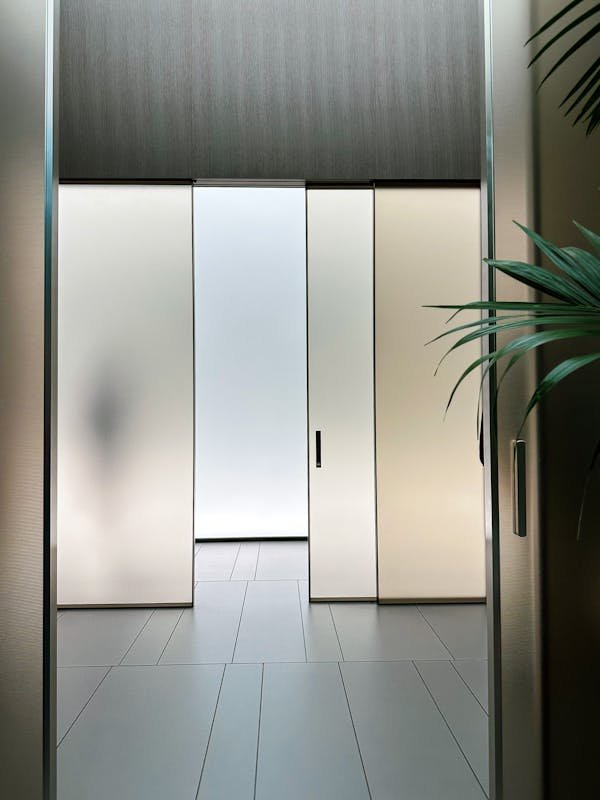 Cloison mobile sur rail : agencement flexible et esthétique